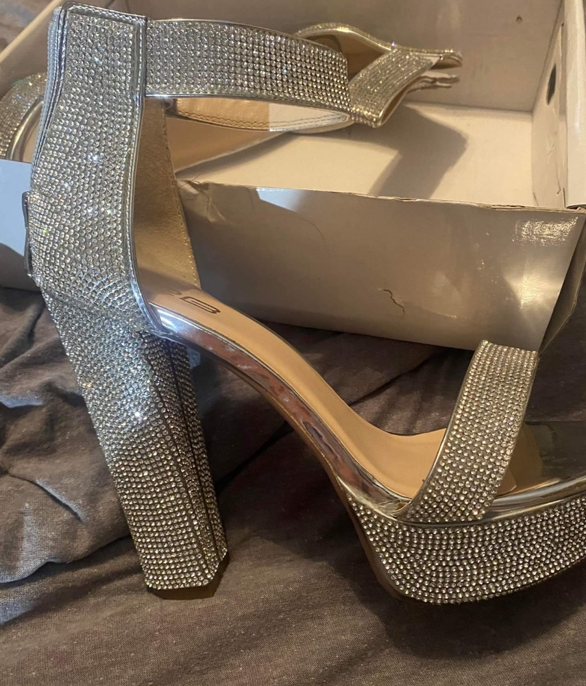 SILVER STUDDED HIGH PLATFORM 5 INCH HEELS NWT IN BOX SIZE 10